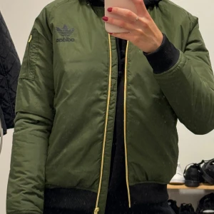 Adidas jacka - I nyskick, helt oanvänd med prislapp på kvar.