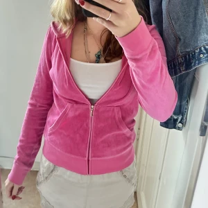 Juicy Couture - Jättesöt juicy couture kofta med tryck på ryggen. Figursydd. Är lite urtvättad men inget man tänker på.💓