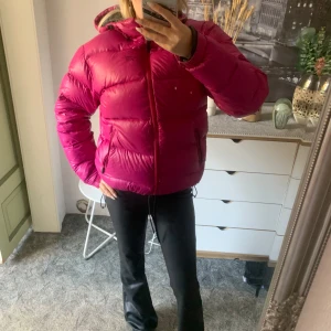 Rosa vinterjacka  - Funderar på att sälja min Everest jacka i rosa🩷 knappt använd🩷 resor längst ner som man kan dra in o ut för att passa flera storlekar🩷 storleken är 40 men jag har xs