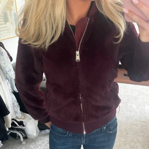 Bomber jacket  - Vinröd fluffig jacka, inga defekter alls!❤️