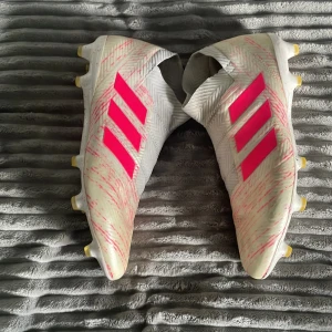 Adidas fotbollskor nemeziz - Skick 7/10. Lite missfärgning från gräs och lite slitage under skon annars hela