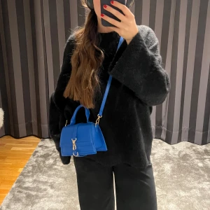 Liten väska - Ascool liten blå väska, sista detaljen på din outfit🙏🏼🪸 