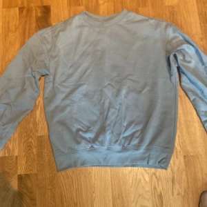 Tjocktröjor utan luva  - 2 st tjocktröjor från hm en ljus blå en mörk blå. Storlek xs. Jag har nästan aldrig använt dem.
