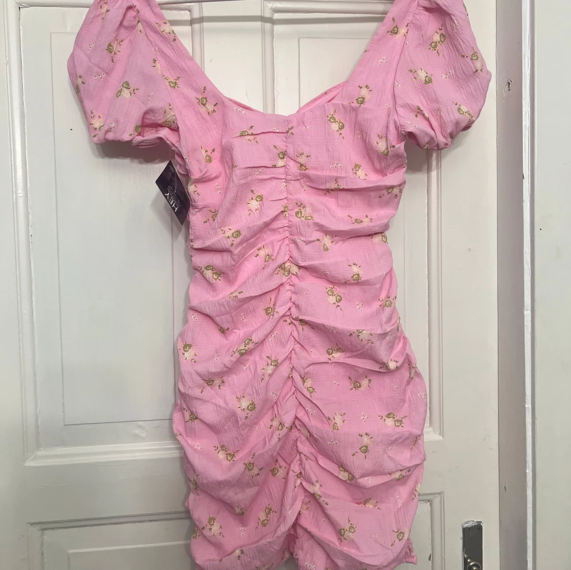 Rosa blommig klänning med puffärmar - 92