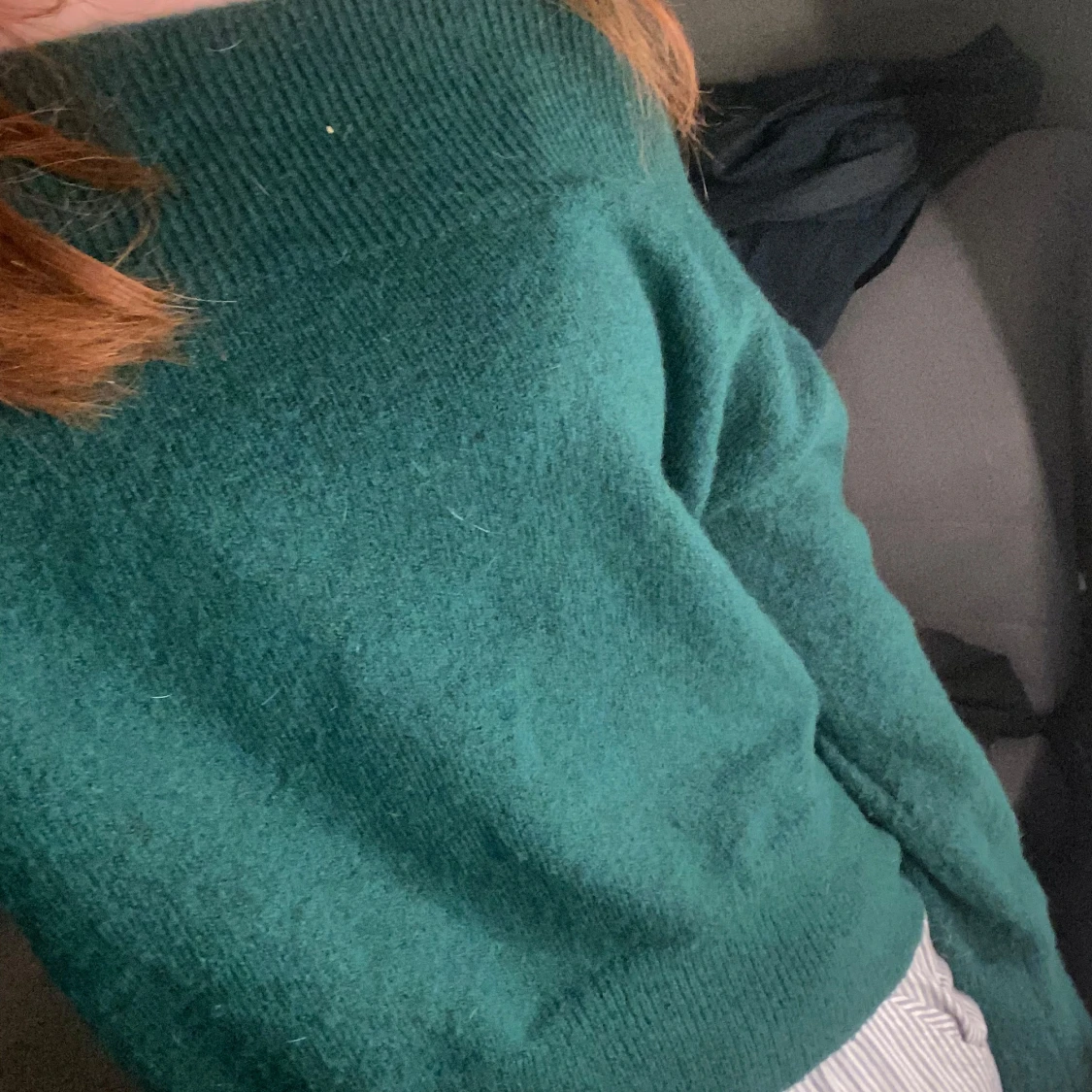 Mörkgrön off shoulder tröja - 91