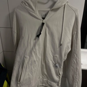 CP COMPANY ZIP UP HOODIE - Äkta CP COMPANY HODDIE. Köppt de för ett år sen o har inte användt den på ett tag för den passar inte min stil. Tväka inte o Kontakta om ni har frågor.