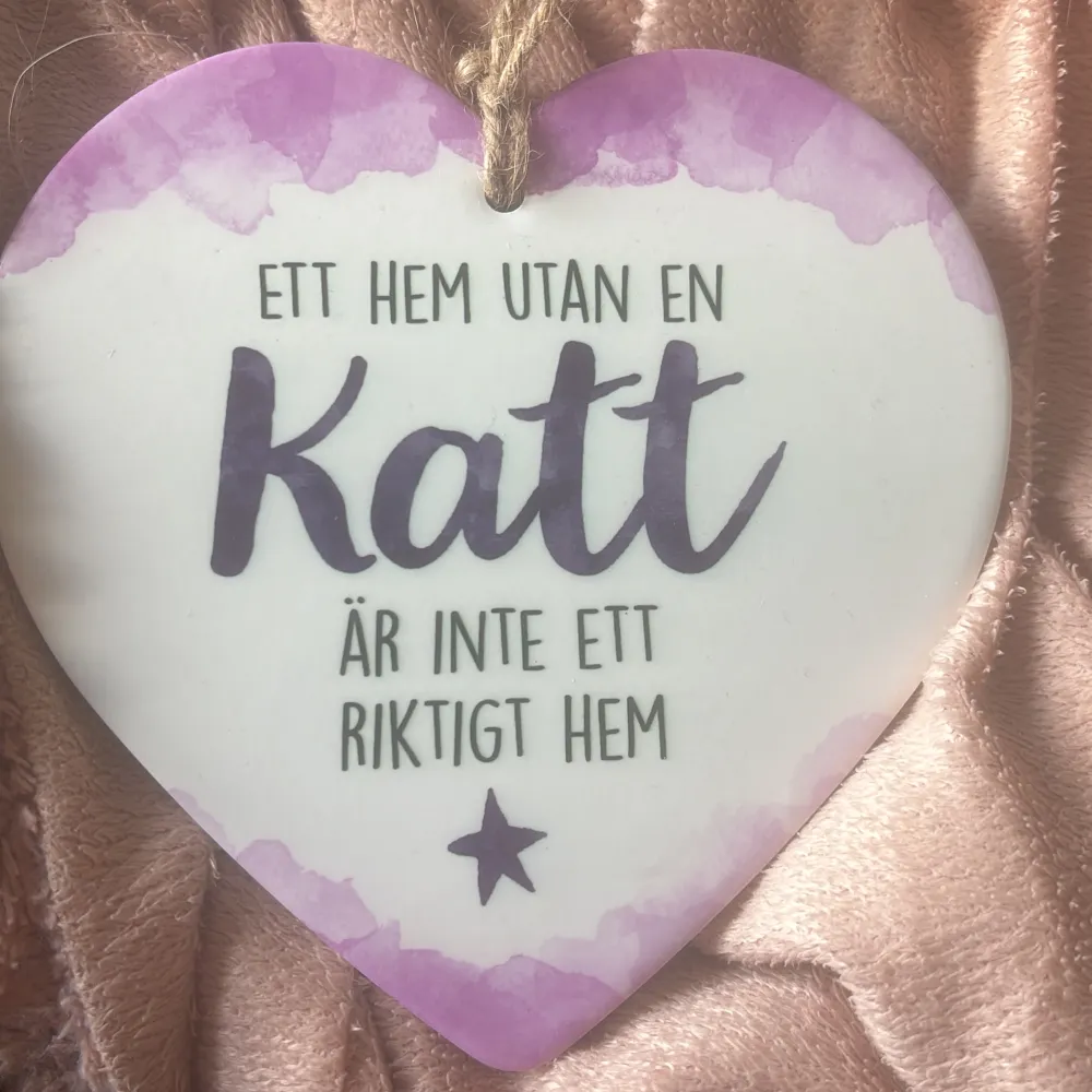 Katt skylt lås på bild för att se text, ny skick aldrig varit upphängd. 20kr. Muu.