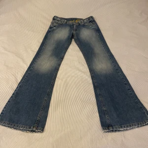 Lågmidjade jeans - Lågmidjade bootcut jeans från Replay 