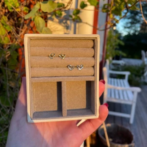 Adella earrings silver  - 75kr per par 🌸JUST NU 50% RABATT gjorda i S925 sterling silver:)   Denna annonsen är för de silvriga (finns en annan för de i guld) 