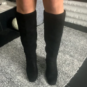 Svarta boots - Säljer dessa superfina knähöga svarta boots från zalando. Fint skick!🥰