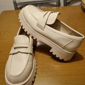 Cream colored loafers from Stardivarius size 40 Worn once to a wedding