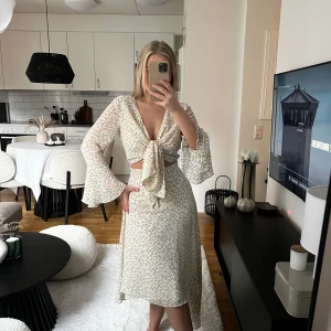 Adoore klänning  - Såå fin klänning från adoore! Endast använd en gång, så är i nyskick! Nypris cirka 1500! ❤️