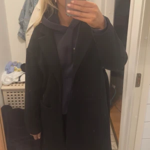 Kappa - En lite längre kappa, super fin i bra/nyskick, skriv för fler bilder