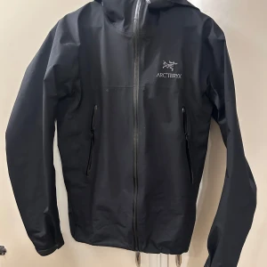 Arc’teryx beta LT - Sparsamt använd jacka med mycket bra skick Kan nog rota fram ett kvitto långt ner i mailinkorgen🙏🦧