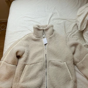 H&M teddyjacka stl S, oanvänd - H&M teddyjacka, helt oanvänd med prislapp kvar. Stl S (oversized). 