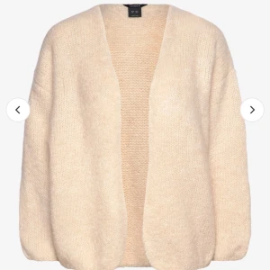 Lindex kofta - Säljer denna populära och även slutsålda kofta från lindex💞har använt koftan en gång och sedan köpte jag den i grå istället då jag redan har massa beiga tröjor😄 koftan är i M/L och sitter perfekt på mig som brukar ha S-M. Absolut  nyskick!!💘💘