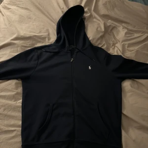 Ralph Lauren zip hoodie  - Ralph lauren zip hoodie i navy storlek m  