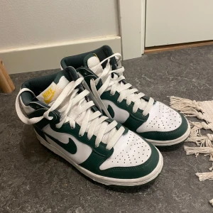 Nike skor dam - Säljer mina Nike-skor pga för små. Väldigt sparsamt använda, endast använda ett fåtal gånger. Storlek 37,5