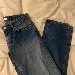 Raka mörkblå jeans från Nelly💞 - Säljer Nellys lowwaisted, raka modell i byxor. Färg mörkblå och storlek 36. Dessa har börjat bli mer trendiga nu och har aldrig använt dom. Jättefina! 