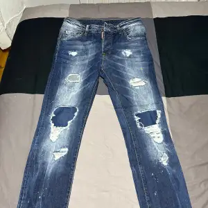 Dsquared2 jeans i helt okej skick, storlek 44 pris kan diskuteras.