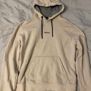 Hugo boss hoodie - Hugo boss hoodie i väldigt bra skick, bara att höra av sig vid frågor osv, hoodien är äkta!!