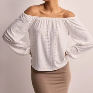 Off shoulder tröja - Använt en gång, säljer då den aldrig kom till användning 