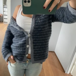 Stickad blå kofta - En lite tjockare stickad blå mönstrad kofta, super fin trekvardsärmad I storlek som passar XXS-S