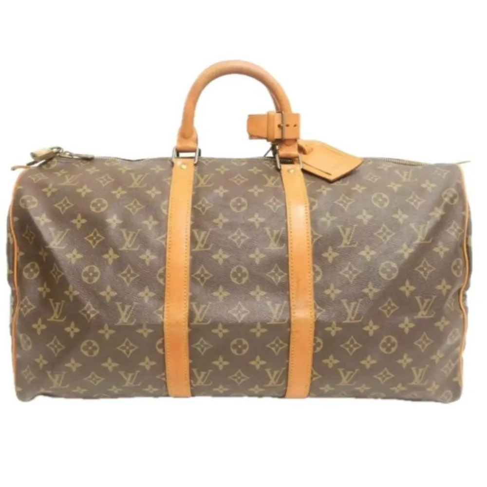 Den ultimata åkpåsen från Louis Vuitton i modellen Keepall 50. Lämplig för en weekendresa eller som handbagage på ett flygplan. Keepall ger en touch av lyx och stil till alla kläder. Accepteras som handbagage hos de flesta flygbolag!. Väskor.