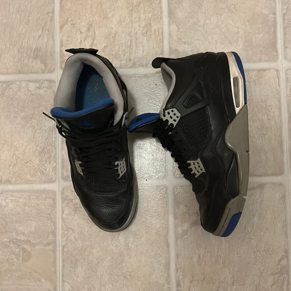 Riktigt feta Jordan 4 retro Motorsports Alternate. Använt skick, men box i perfekt skick och kvitto finns också. . Skor.