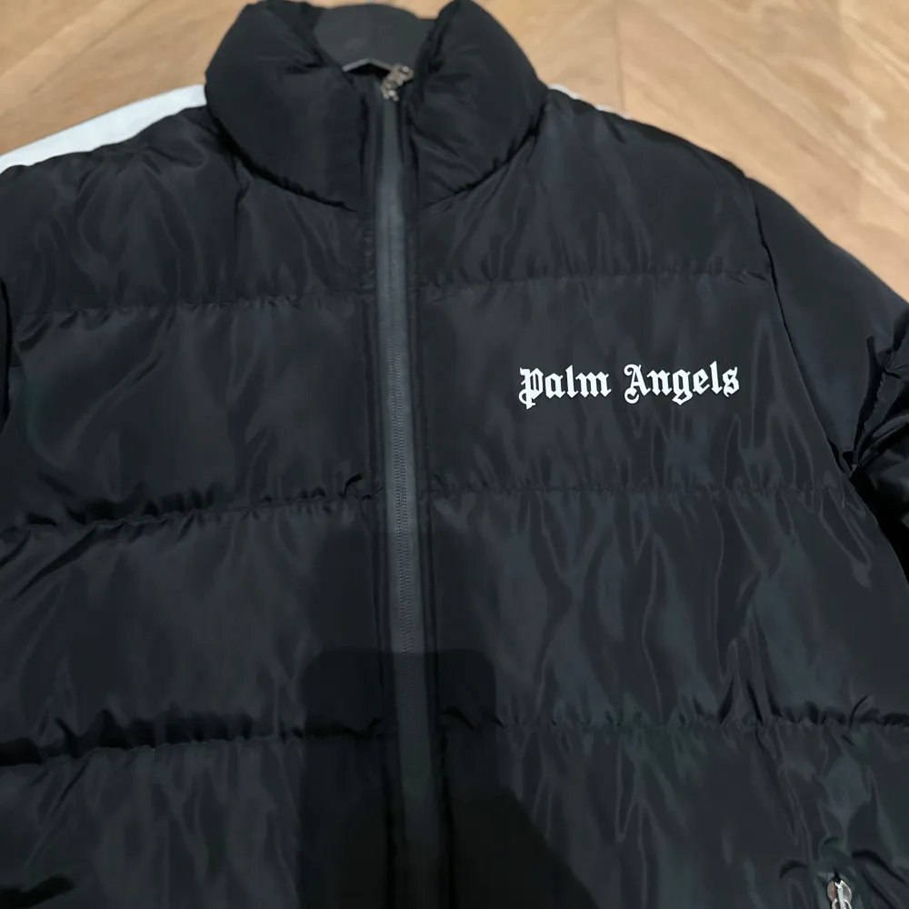 Säljer denna riktigt feta och sällsynta Palm Angels X Moncler puffer jackan. Den är perfekt nu till hösten och vintern. Den är i väldigt fint skick och använd ett fåtal gånger. Den är storlek S men är ganska stor i storleken. Pris kan diskuteras. Jackor.