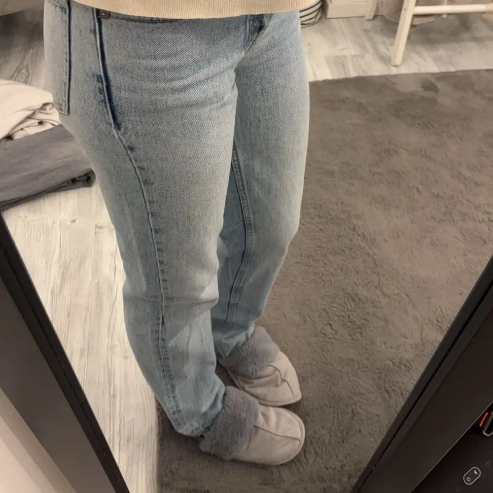 Säljer nu mina ljusblåa jeans från Zara i storlek 32 då de är för små! De är raka i benen och medelhöga i midjan. De är i bra skick och använda ett få par gånger💕. Jeans & Byxor.