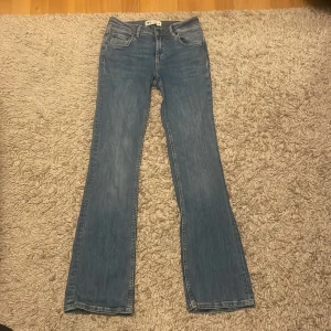 Low waist jeans - Använt få gånger då dom var för korta för mig. Dom har en ljusblå tvätt och dom är från zara