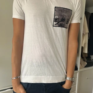 Limitato tröja - Stilren t-shirt från Limitato! Tryck på bröstet i svartvitt. Säljer två andra limitato t-shirts oxå!!