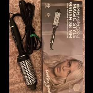 Björn Axen värmeborste 38mm - Storlek 38mm Säljer min värmeborste från Björn Axén då jag vill köpa en i mindre storlek. Värmeborsten funkar bra och har bara använts 3-5 gånger då jag inte har kunnat få till det med mitt hår.  (Borsten har ej några defekter) 