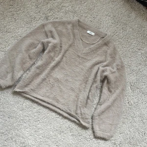 Gosig stickad tröja  -  Hej jag säljer en jättemysig stickad tröja som är perfekt nu till hösten 💕