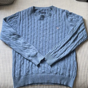 Cableknit tröja GANT - Riktigt stilig gant tröja i ljus blå färg. Storlek:S, Skick:9/10 nyskick,  nypris: 1 400kr, vårat pris: 350kr. Hör gärna av er vid frågor, svarar snabbt!