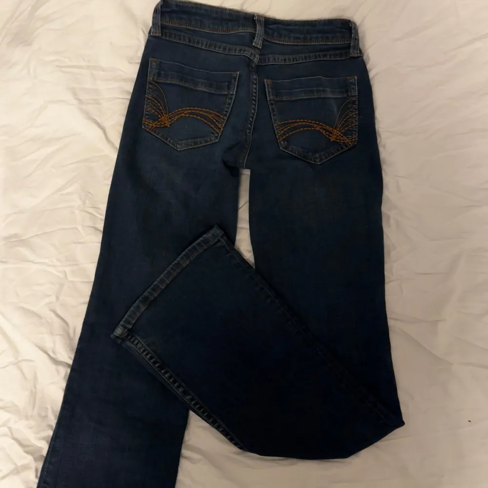 Intressekoll på dessa slutsålda lågmidjade bootcut jeansen från hm💕Skitsnygga med en jättefin mörkblå färg! Inte helt säker på om jag vill sälja, men lägg bud kanske säljer vid bra bud💓. Jeans & Byxor.