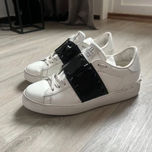 Valentino rockstud  - Skorna är i bra skick och säljes pågrund av att dom är för små. Det ändå som syns att dom är använda är vid hälen (bild 5) vilket ej syns när du har foten i skon.  (Allt på bild 4 ingår alltså även boxen dom kom i)