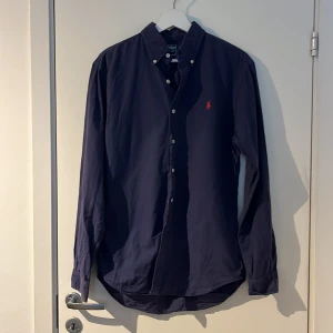 Ralph lauren skjorta - Säljer denna schyssta Ralph lauren skjortan i ett bra skick! Storleken är M och modellen Slim fit, hör av er vid frågor🤩