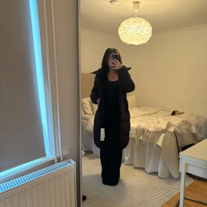 Vinter jacka  - Säljer denna super fina o sköna vinterjackan. köpt förra vintern men kom aldrig till användning där av finns pris lapp ovj original förpackning. Jackan är i S och jag är 160cm lång. Super varm o skön att ha nu i vinter. Köpt för 1999kr