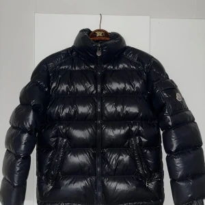 Moncler maya - •moncler maya, blå. •storlek 1, passar s/m. •8/10 cond, självklart äkta. 