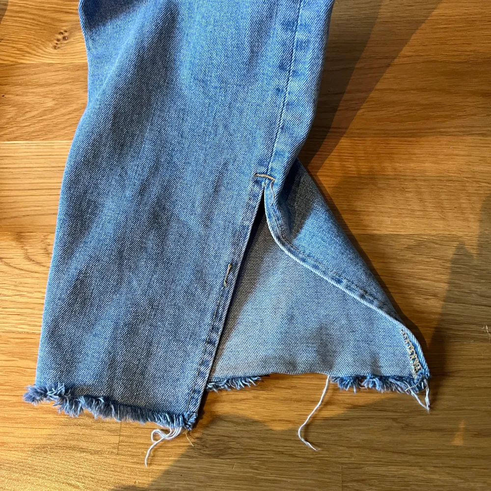 Bootcut jeans från Zara med slit längst ner! . Jeans & Byxor.