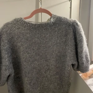 Stickad tröja - Mysig stickad tröja, knappt använd🩶