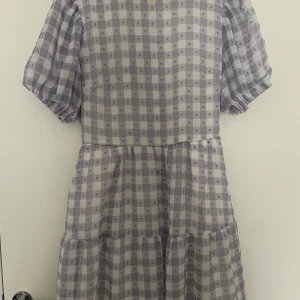 Jätte fin mini klänning med jätte fina gullig detaljer  - Jätte fin klänning med jätte gulliga detaljer. Använt några få tal gånger