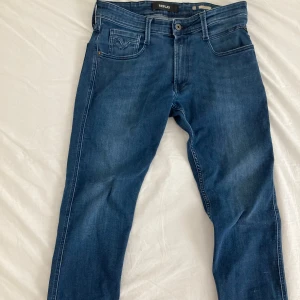 Replay anbass jeans - Användt skick.  Säljer pga att de blivit för små. 31 W 30 L. Nypris 1200. Skriv om du har några funderingar !  