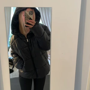 Vinterjacka lager 157 - Säljer denna fina vinterjacka från lager 157, jätte varm och perfekt till vintern. Har bara använt den en vinter så den har inga defekter☺️💞(nypris 400)