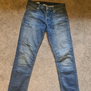 Jack & Jones jeans  - Jeans från Jack & Jones modellen heter Tim.  Det är en liten fläck på baklåret men annars fint skick Skriv vid frågor😊 Pris kan diskuteras!