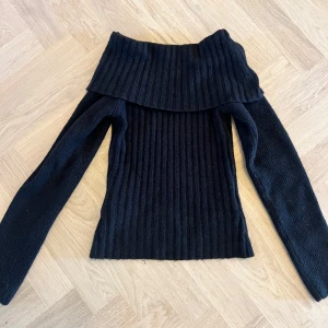 Svart stickad off-shoulder topp - Snygg svart stickad off shoulder topp från. Aldrig använd. 