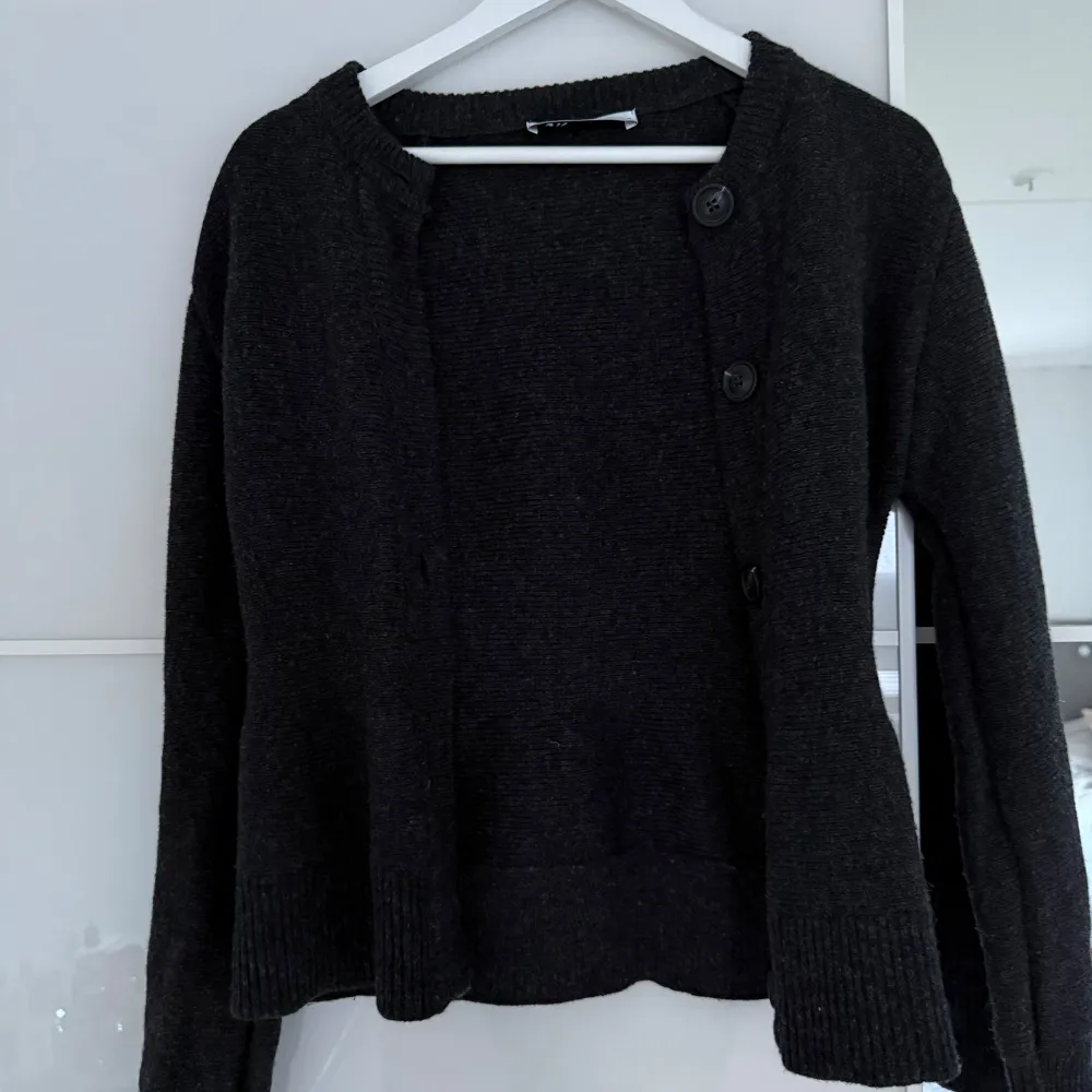 Jättefin grå cardigan i 100% ull från Zara. I mycket bra skick då den endast är använd ett fåtal gånger. Åtsittande och figursydd. Storlek S. Nypris 799 kr. . Tröjor & Koftor.