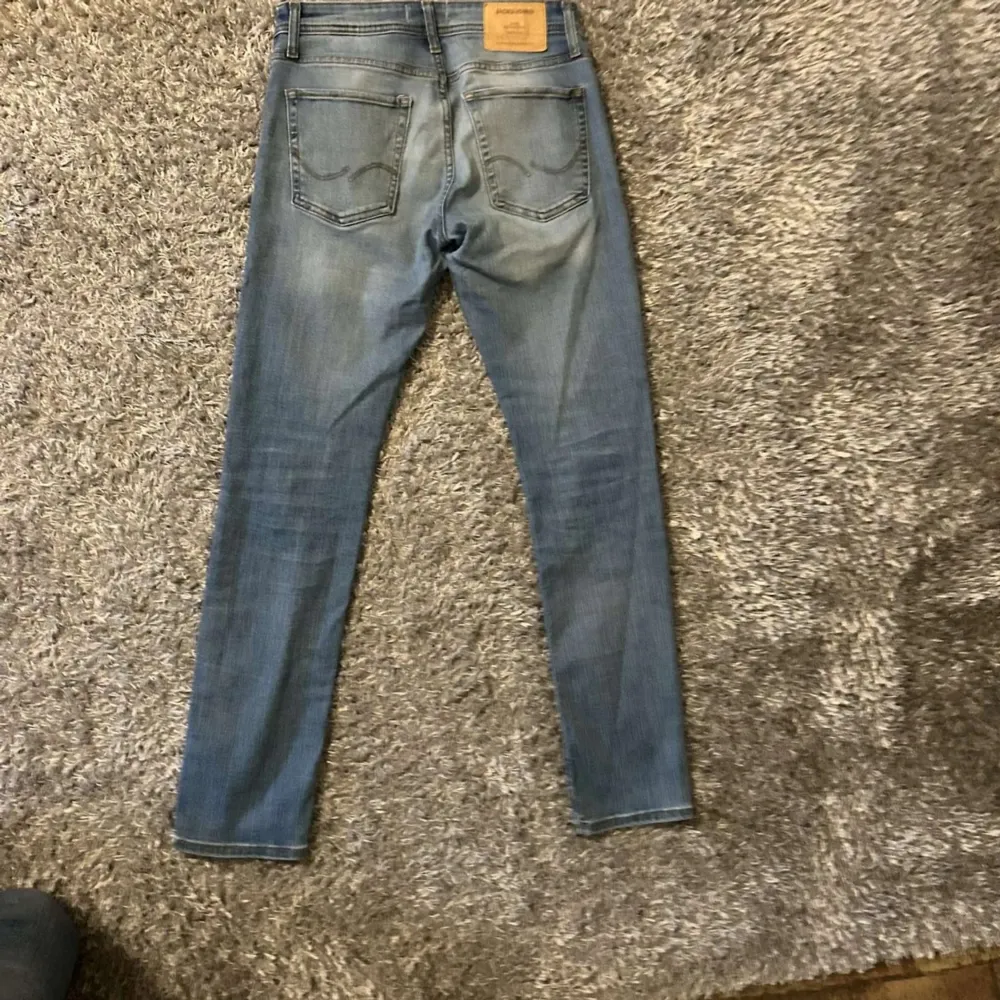 Jätte fina jack & jones jeans is storlek w29 L32( dom är lite kortare än 32 i verkligheten) modellen är slim glenn vilket är Jack&Jones variant av replays anbass. Jeans & Byxor.